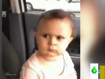 El cabreo viral de una niña cuando su madre se ríe de ella por llevarse un susto