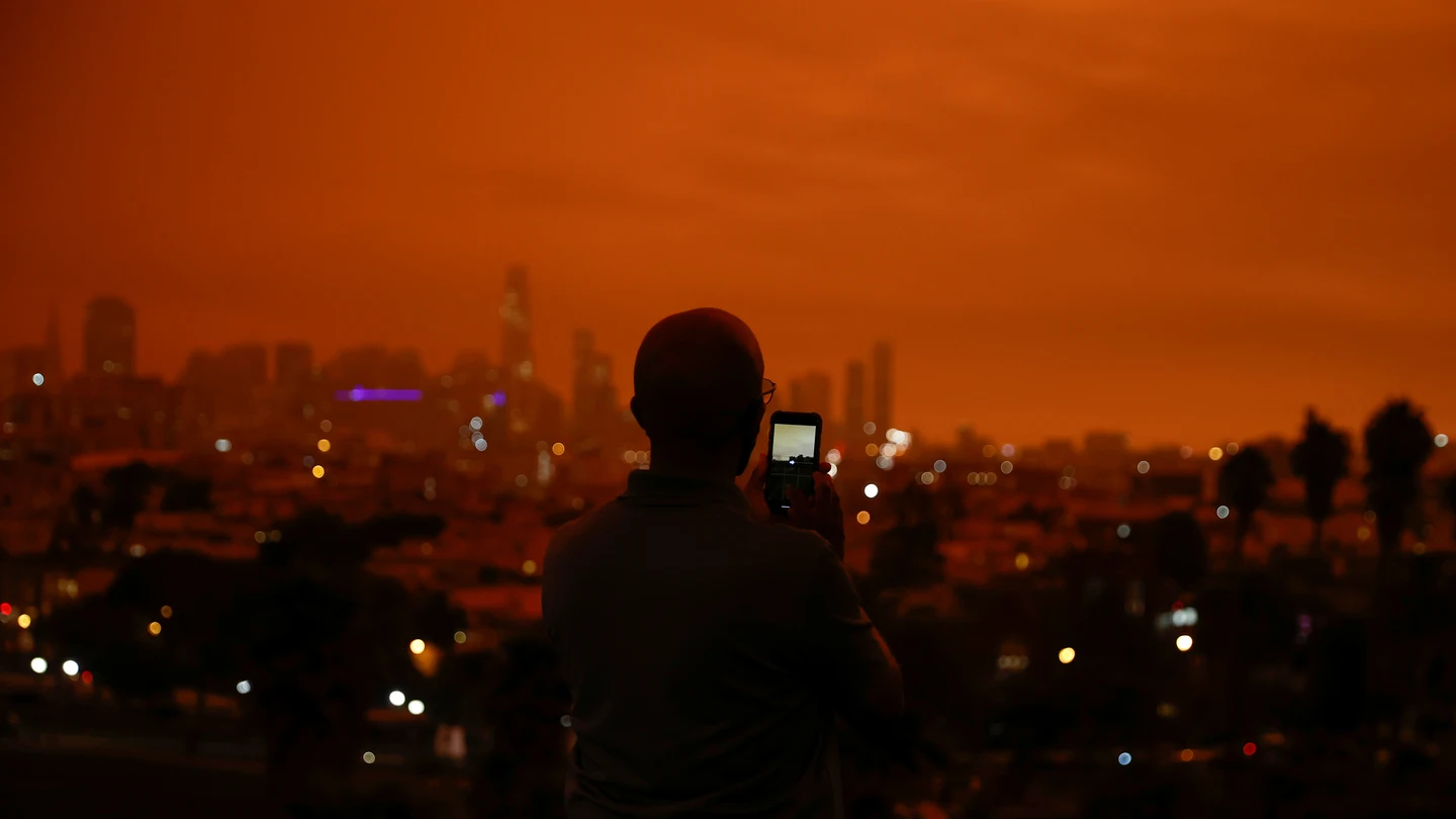 California, bajo un apocalíptico cielo naranja: estas son las imágenes del fuego que está sacudiendo la Costa Oeste de Estados Unidos Incendio California, San Francisco cielo naranja