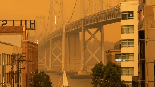 El Puente de la Bahía de San Francisco, bajo un cielo anaranjado oscurecido por el humo de los incendios Incendio Estados Unidos, San Francisco, California