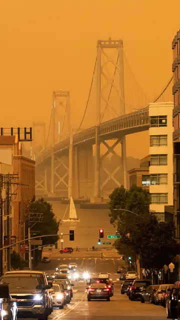 El Puente de la Bahía de San Francisco, bajo un cielo anaranjado oscurecido por el humo de los incendios Incendio Estados Unidos, San Francisco, California