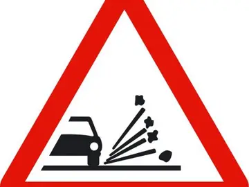 Señal de peligro de gravilla en la calzada. Señal de peligro de gravilla en la calzada.