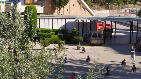 Imagen de varios niños distanciados durante el recreo Imagen de varios niños distanciados durante el recreo