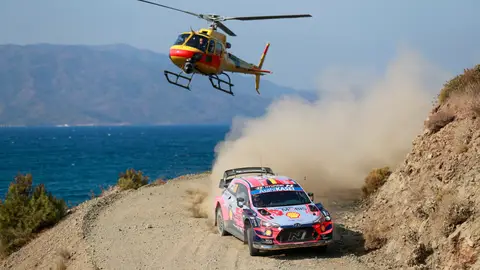 Thierry Neuville fue uno de los que sufrió un pinchazo, pero consiguió subir al podio Rally de Turquía
