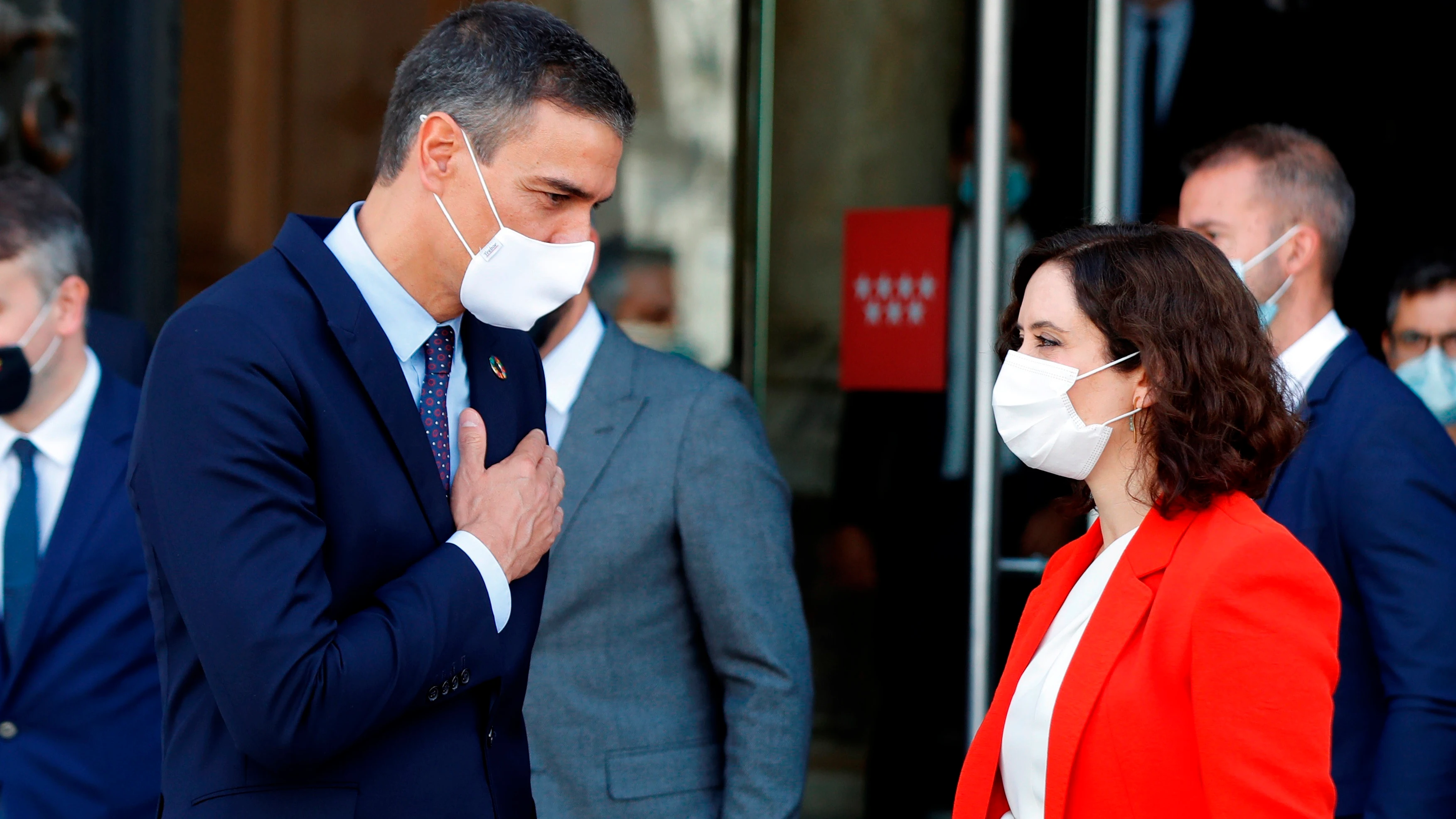 La presidenta de la Comunidad de Madrid, Isabel Díaz Ayuso, despide al presidente del Gobierno, Pedro Sánchez