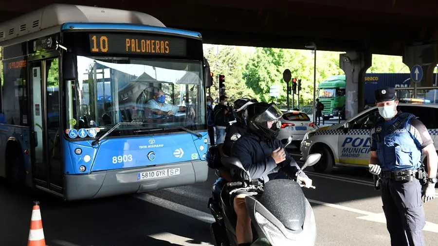 La Policía Local realiza controles este lunes en Puente de Vallecas.