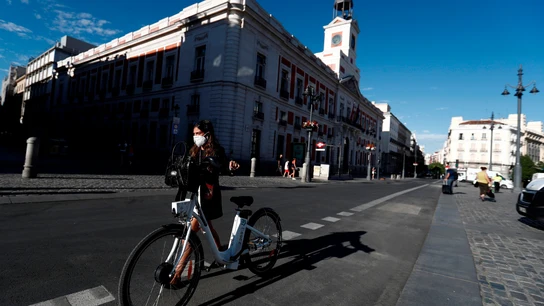 El uso de la bicicleta aumenta desde la pandemia Una ciclista cruza la Puerta del Sol, en Madrid.