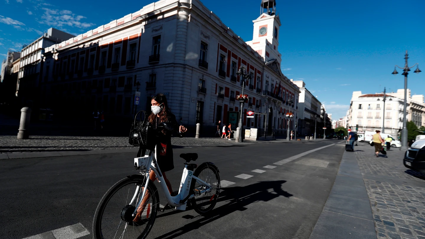 El uso de la bicicleta aumenta desde la pandemia Una ciclista cruza la Puerta del Sol, en Madrid.