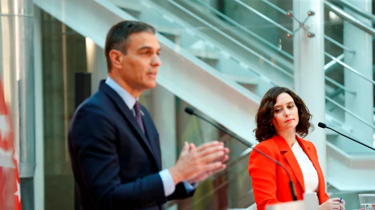 Isabel Díaz Ayuso mira a Pedro Sánchez durante su comparecencia conjunta en la Puerta del Sol Isabel Díaz Ayuso mira a Pedro Sánchez durante su comparecencia conjunta en la Puerta del Sol