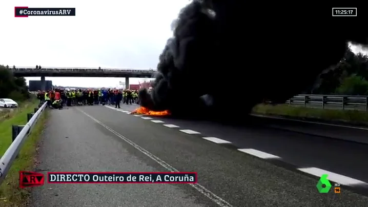 Los trabajadores de Alcoa cortan la A-6 con barricadas con fuego en una semana decisiva en las negociaciones de la fábrica