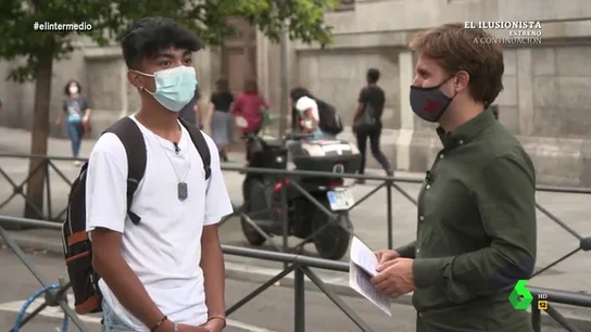 Un joven responde a las preguntas de Pablo Ibarburu en El Intermedio. ¿Qué pasaría si las reuniones se limitan a tres personas?: Ibarburu pone en un aprieto a los jóvenes para que elijan