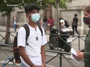 Un joven responde a las preguntas de Pablo Ibarburu en El Intermedio. Un joven responde a las preguntas de Pablo Ibarburu en El Intermedio.