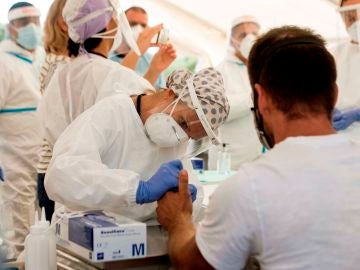 Sanitarios realizan test PCR