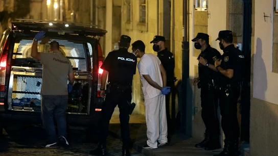 Miembros de la Policía Nacional y científica en el lugar del crimen Miembros de la Policía Nacional y científica en el lugar del crimen