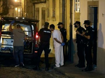 Miembros de la Policía Nacional y científica en el lugar del crimen