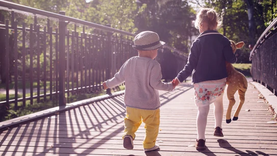 Día Mundial de la Infancia 2020: ¿Por qué se celebra hoy 20 de noviembre? Unos niños caminando de espaldas