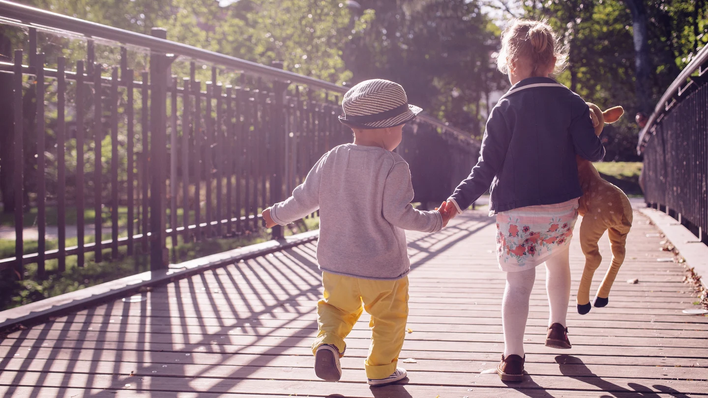 Día Mundial de la Infancia 2020: ¿Por qué se celebra hoy 20 de noviembre? Unos niños caminando de espaldas