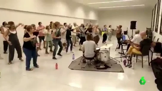 Ensayo de un grupo de gospel de Sallent, Barcelona Así : cerraron las ventanas porque entraban mosquitos durante el ensayo