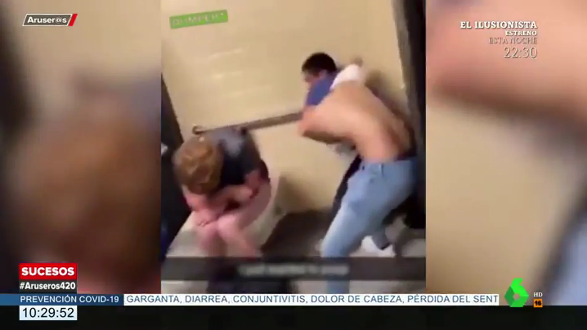 La pelea absurda en unos baños públicos que acaba con un final inesperado