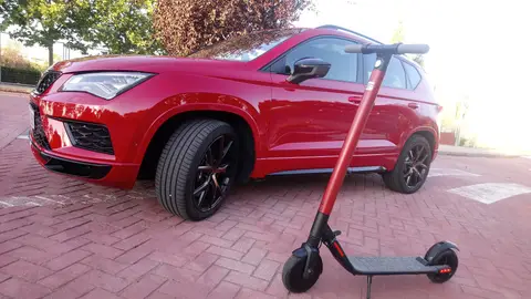 Cupra Ateca y patinete SEAT Cupra Ateca y patinete SEAT