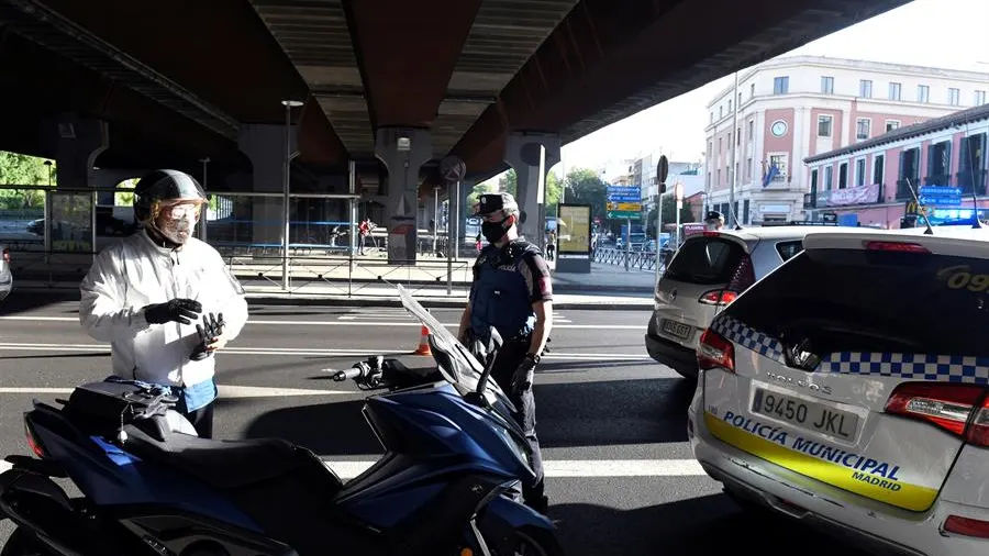 Efectivos de la Policía Local realizan controles en Puente de Vallecas.