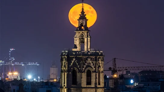 Imagen de la superluna tras el Micalet de Valencia Imagen de la superluna tras el Micalet de Valencia