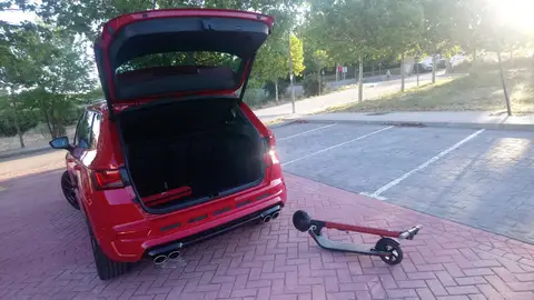 Cupra Ateca y patinete SEAT Cupra Ateca y patinete SEAT