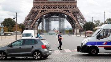 La policía establece un cordón de seguridad tras evacuar la Torre Eiffel