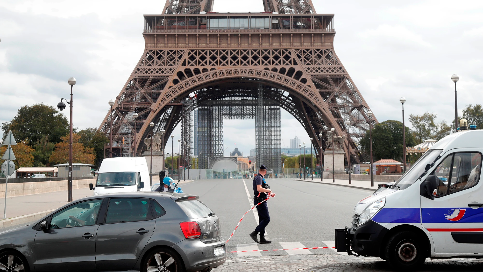 La policía establece un cordón de seguridad tras evacuar la Torre Eiffel