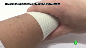 Sin material de cura en los centros de salud de Madrid: los pacientes tienen que comprar los apósitos o las vendas antes de ir al médico