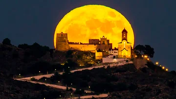 Fotografía del Castillo de Cullera junto a la Luna de Valencia