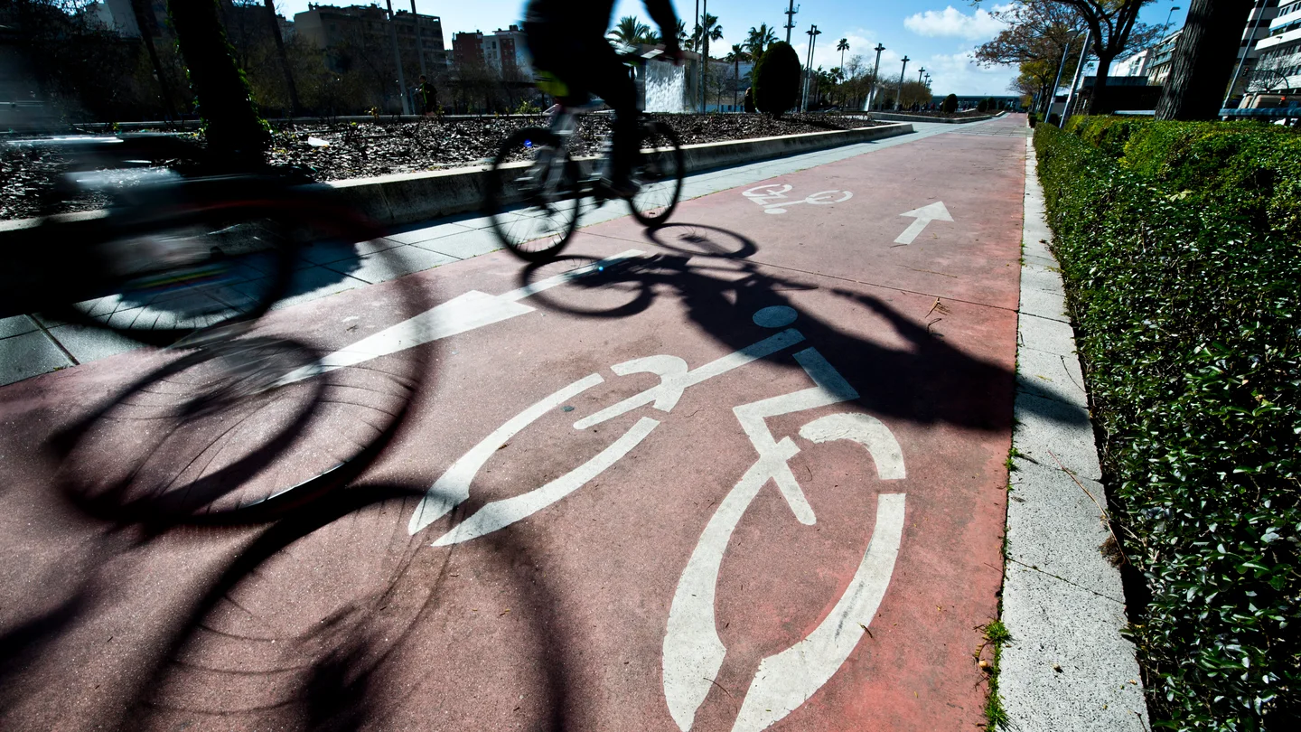 Varias bicicletas circulan por un carril especial para ellas Varias bicicletas circulan por un carril especial para ellas