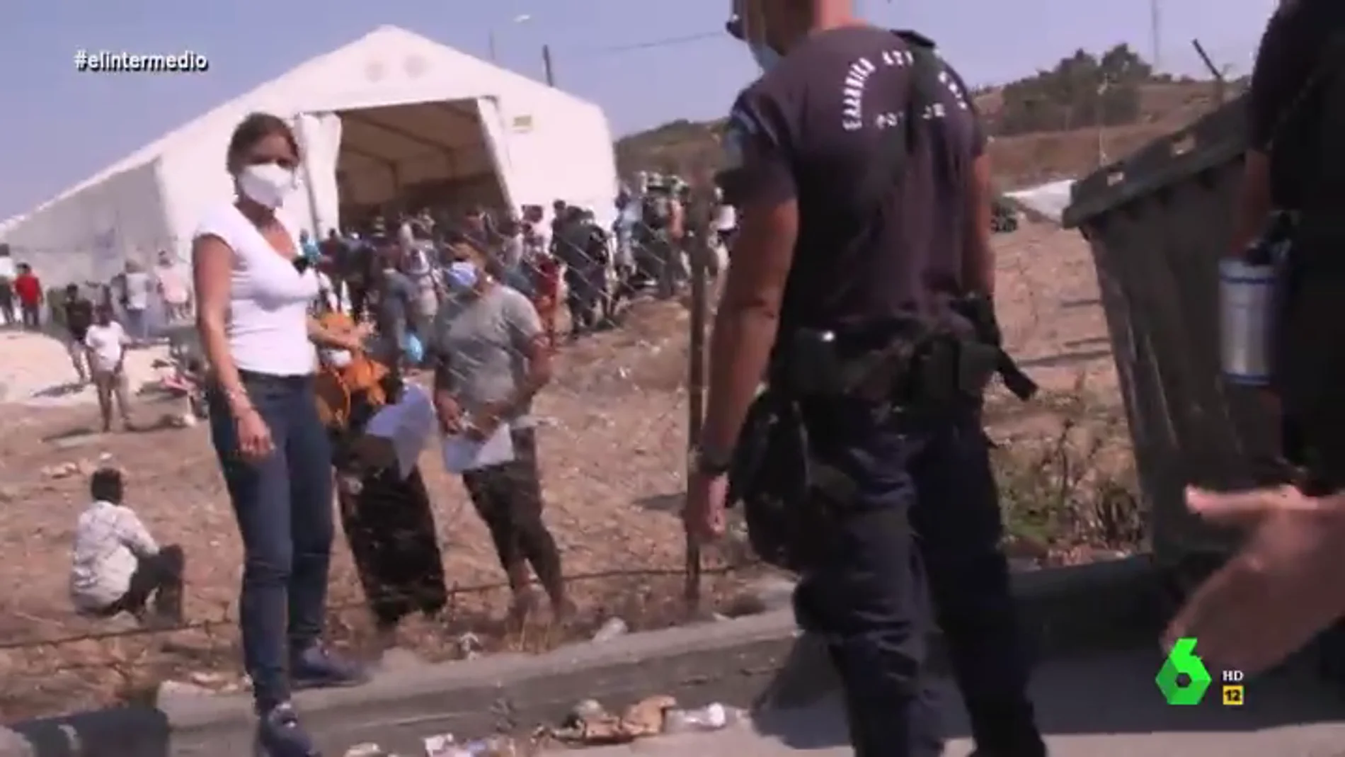 El momento en el que la Policía griega evita que Andrea Ropero entreviste a refugiados en un campamento: "¿Qué pasa?, nos echan"