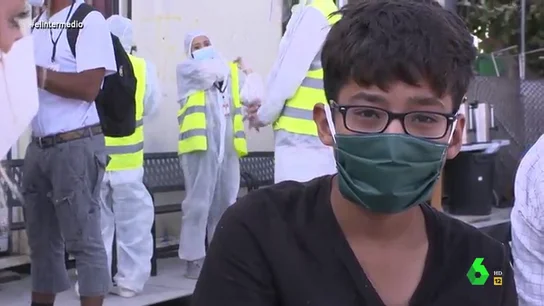 Un joven migrante afgano de 14 años que lucha por poder ir a Alemania y estudiar Informática. Hablan los niños de Moria, el campamento de refugiados que les roba la infancia: "Nos tratan como animales abandonados"
