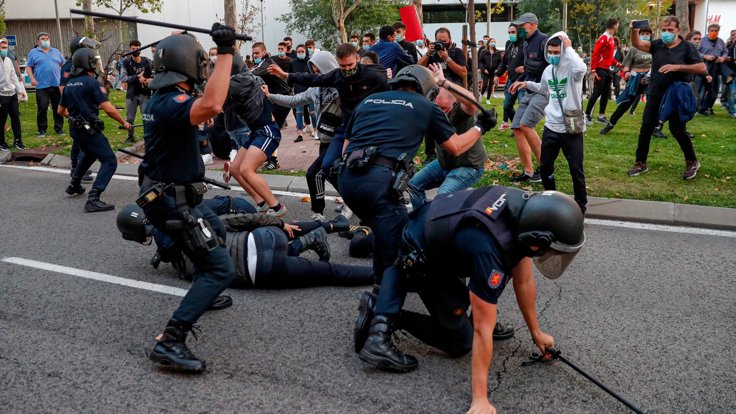 Protestas y cargas policiales en Madrid contra el confinamiento selectivo Protestas y cargas policiales en Madrid contra el confinamiento selectivo