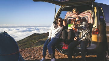Familia viajando en coche