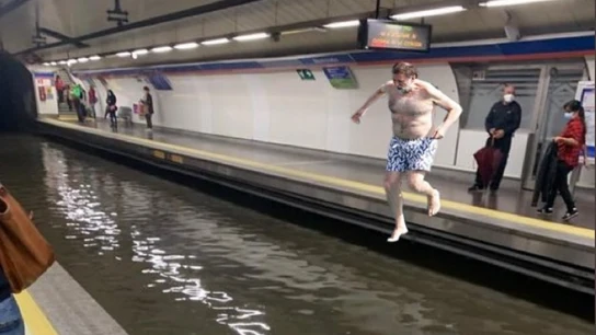 Los usuarios del Metro de Madrid bromean con memes sobre las inundaciones. Los usuarios del Metro de Madrid bromean con memes sobre las inundaciones.