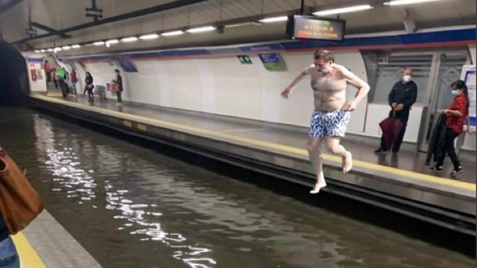 Los usuarios del Metro de Madrid bromean con memes sobre las inundaciones.
