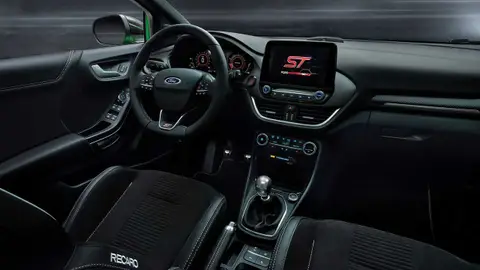 El interior queda con un aspecto más deportivo que en el resto de versiones Ford Puma ST