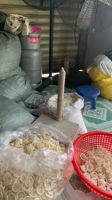 Desarticulada una banda que revendía preservativos usados después de reciclarlos Desarticulada una banda que revendía preservativos usados después de reciclarlos