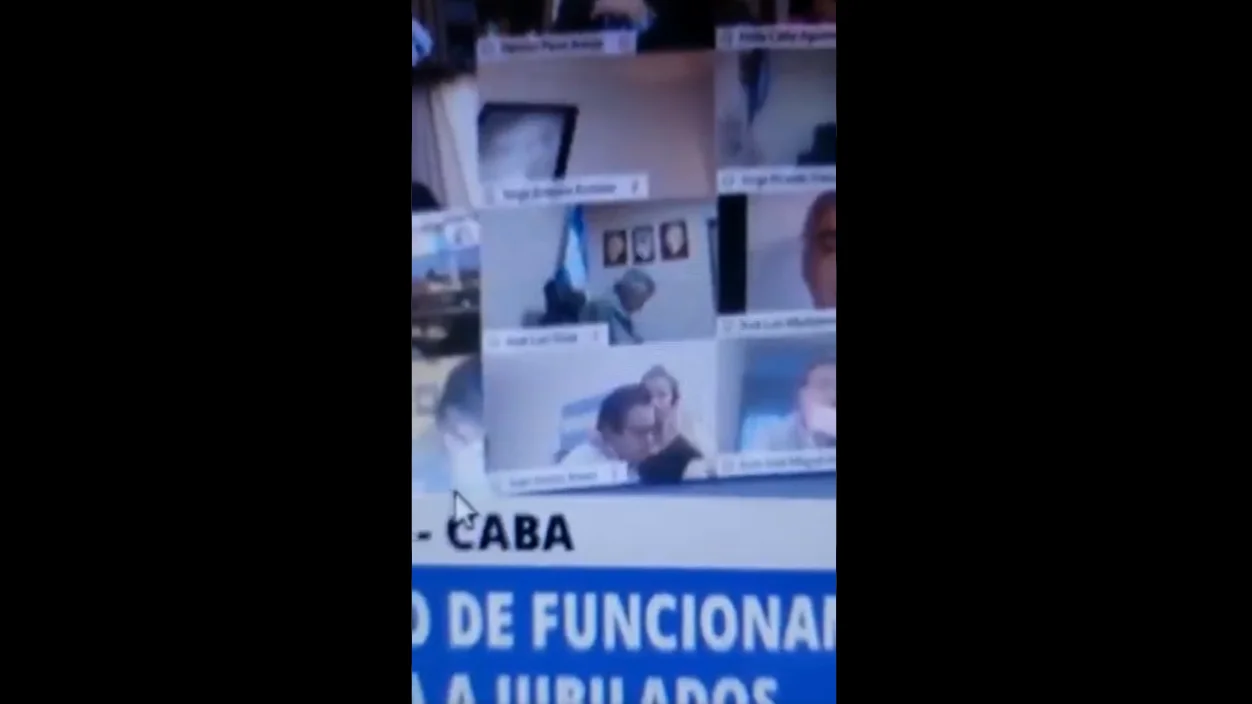 Juan Emilio Ameri besa en los pechos a una mujer durante una sesión virtual del Congreso