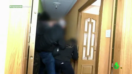 La pelea a puñetazos entre un okupa y una empresa de desalojo: "¡Me cago en dios!" La pelea a puñetazos entre un okupa y una empresa de desalojo: "¡Me cago en dios!"