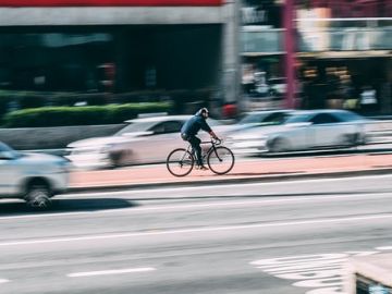 Ciclista en ciudad