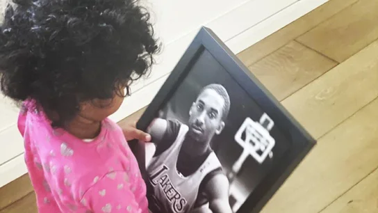La hija de Kobe Bryant, con una foto de su padre La hija de Kobe Bryant, con una foto de su padre