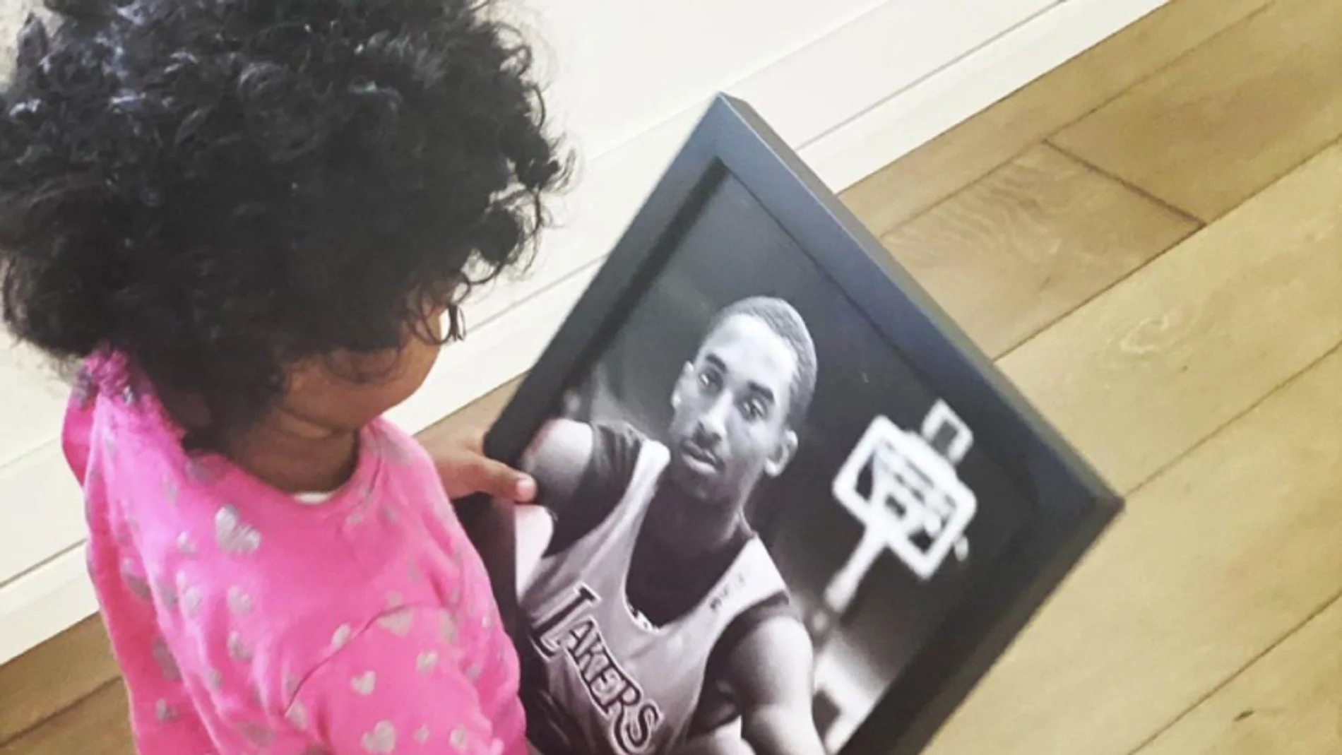 La hija de Kobe Bryant, con una foto de su padre