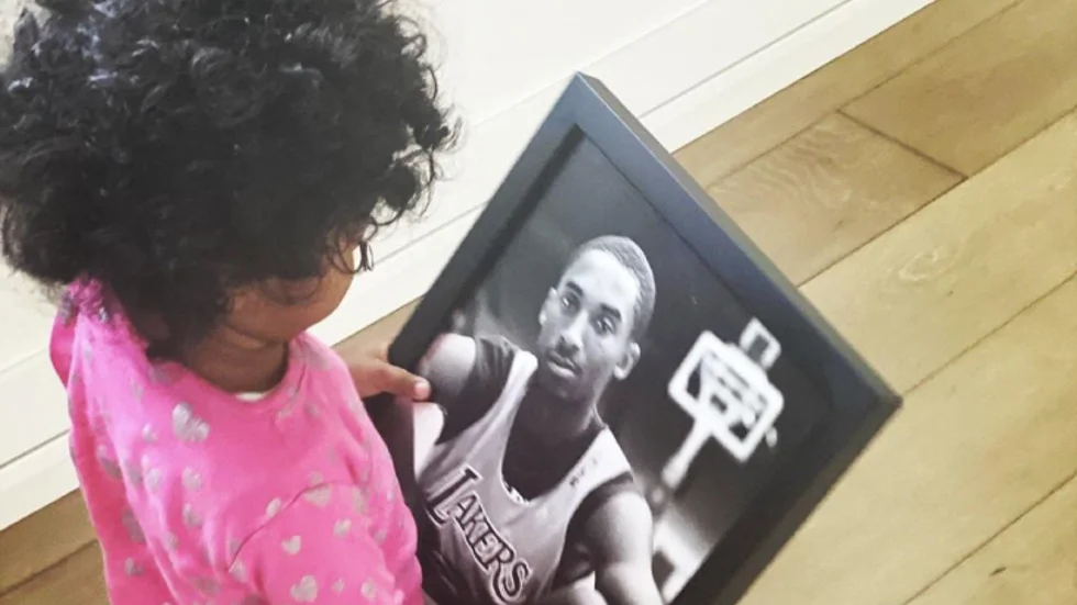 La hija de Kobe Bryant, con una foto de su padre