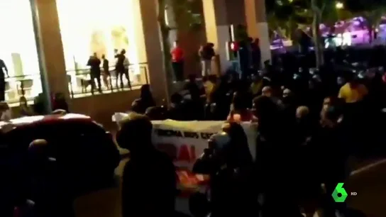 Vecinos de Vallecas se manifiestan contra Ayuso y las recientes cargas policiales: "Menos policías y más sanitarios" Vecinos de Vallecas se manifiestan contra Ayuso y las recientes cargas policiales: "Menos policías y más sanitarios"