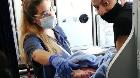 Una mujer da a luz a bordo de un avión Una mujer da a luz a bordo de un avión
