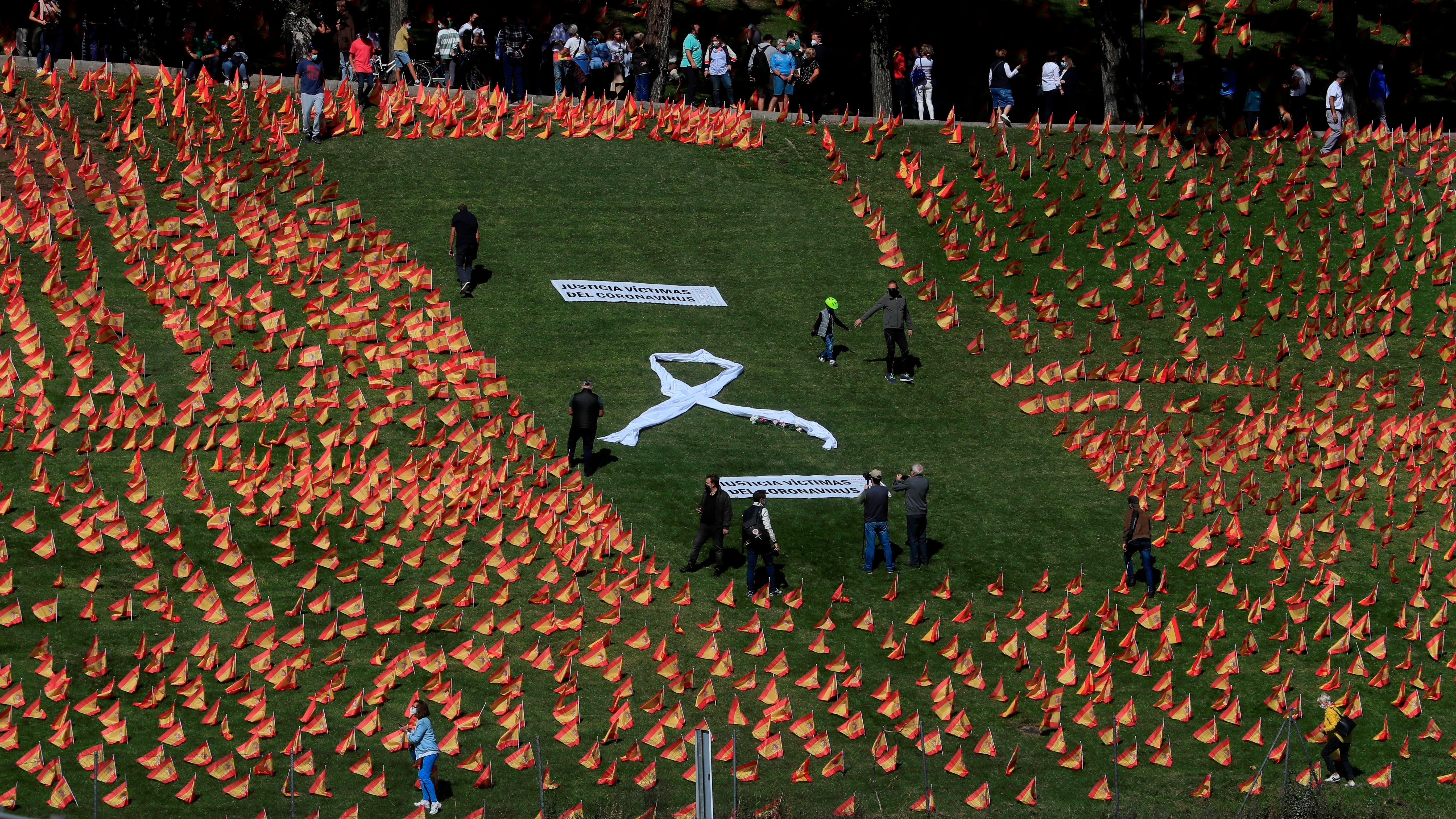 Imagen de las más de 50.000 banderas de España en el Parque Roma de Madrid