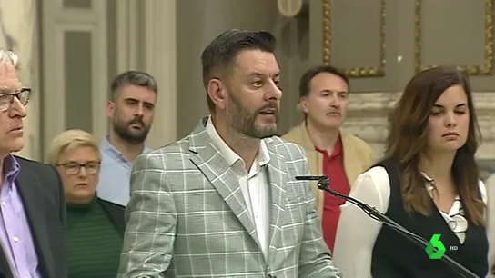 El concejal valenciano que hizo 'playback' hablando en inglés rechaza dimitir y cree "se ha magnificado mucho el caso" El concejal valenciano que hizo 'playback' hablando en inglés rechaza dimitir y cree "se ha magnificado mucho el caso"