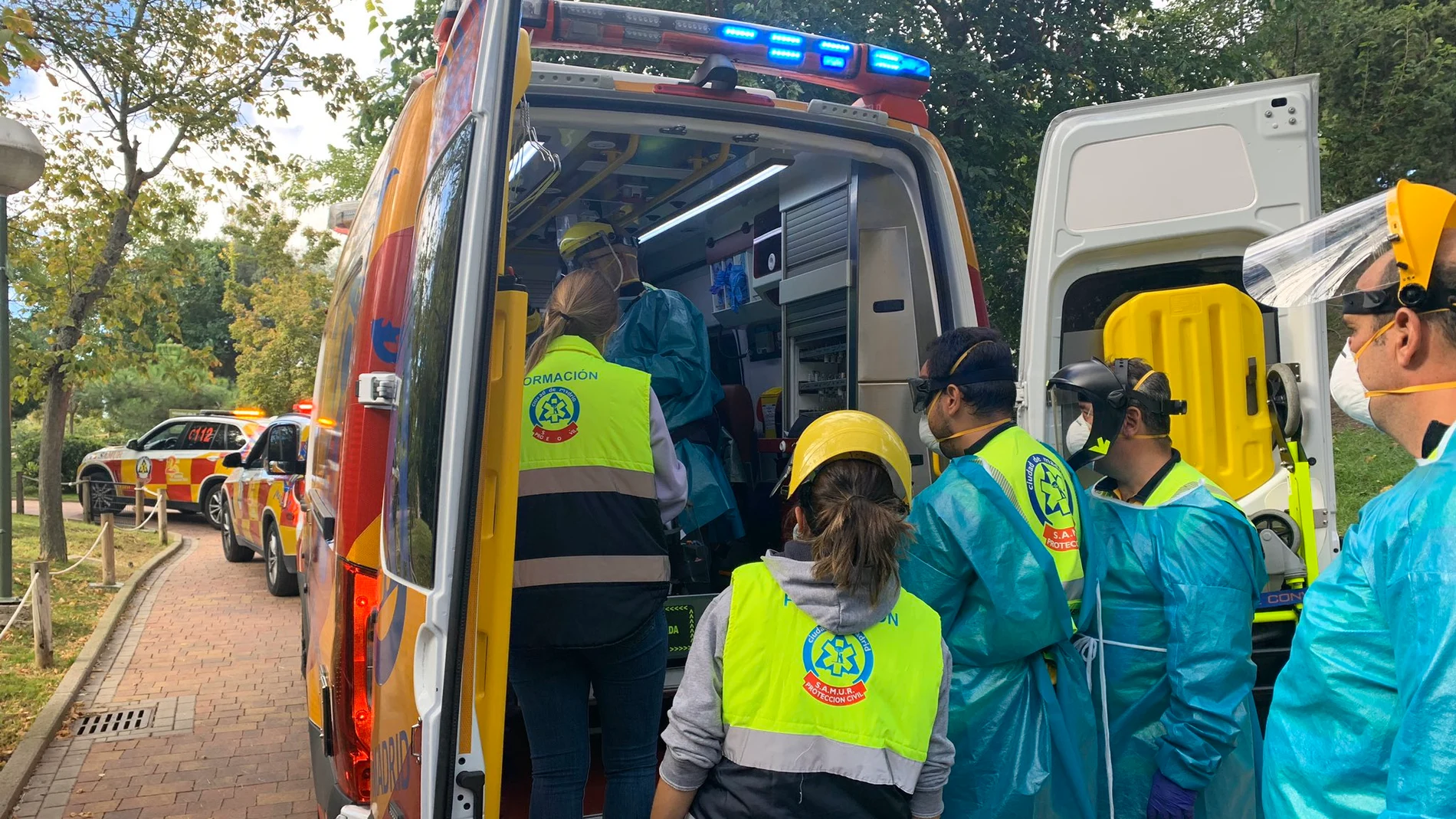 Emergencias Madrid retira en camilla a una mujer atacada por un gorila